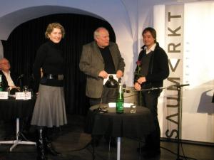Stadträte Erika Burtscher und Karlheinz Albrecht mit Preistraeger Klaus Händl