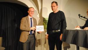  Stadtrat Benedikt König gratuliert Lars Arvid Brischke zum Feldkircher Lyrikpreis 2019.. ©Theater am Saumarkt 